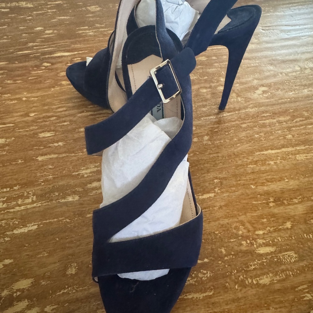 Prada heels - Picture 2 of 4